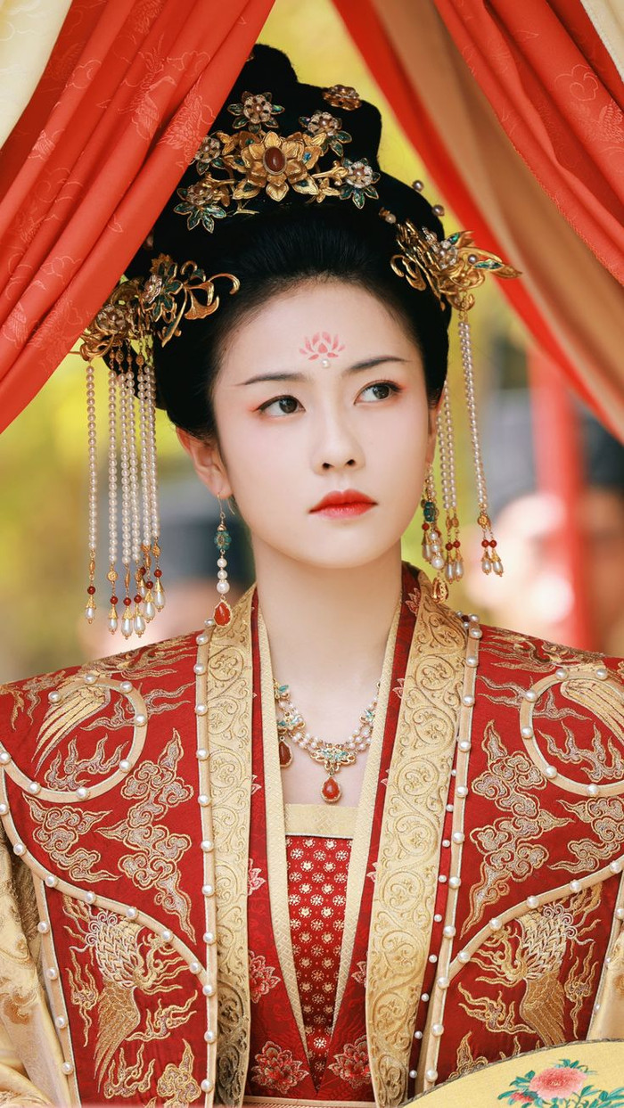 Cùng tạo hình hoàng hậu, Bạch Lộc bị chê thua xa nữ diễn viên này Ảnh 2