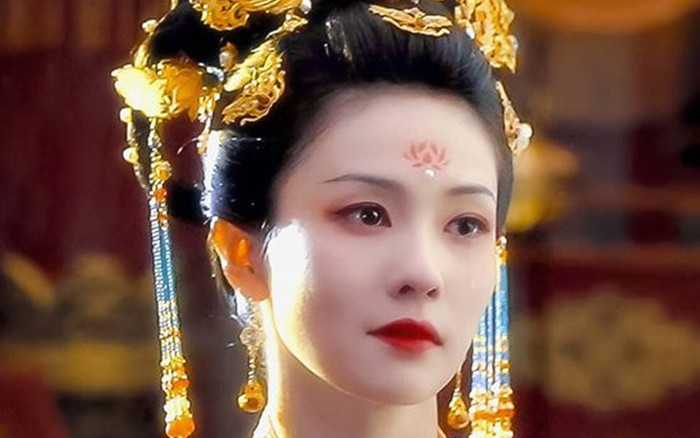 Cùng tạo hình hoàng hậu, Bạch Lộc bị chê thua xa nữ diễn viên này Ảnh 2