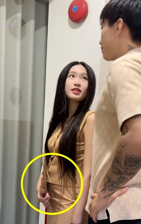 Hình ảnh được cho là Đoàn Văn Hậu đưa bà xã đi khám thai