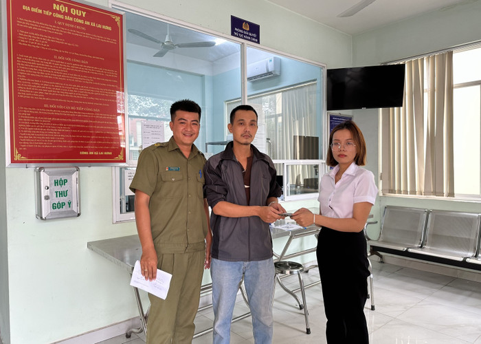 Chị N. nhận lại số tiền đánh rơi từ anh Quân 