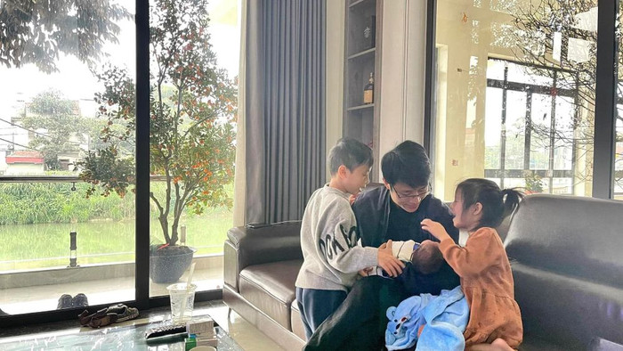 Cặp đôi có cuộc sống hạnh phúc bên cạnh 3 nhóc tỳ đáng yêu