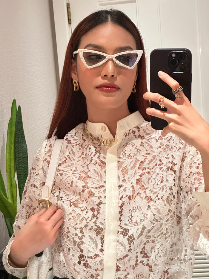 Lan Khuê chọn outfit đơn giản nhưng vô cùng sang trọng.