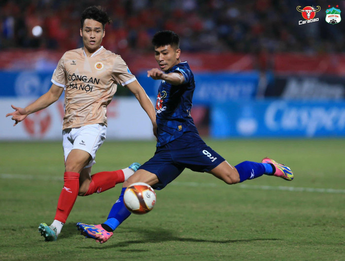 HLV Gong Oh Kyun đã có khởi đầu ấn tượng khi CLB CAHN ngược dòng hạ HAGL 2-1. Ảnh: HAGL