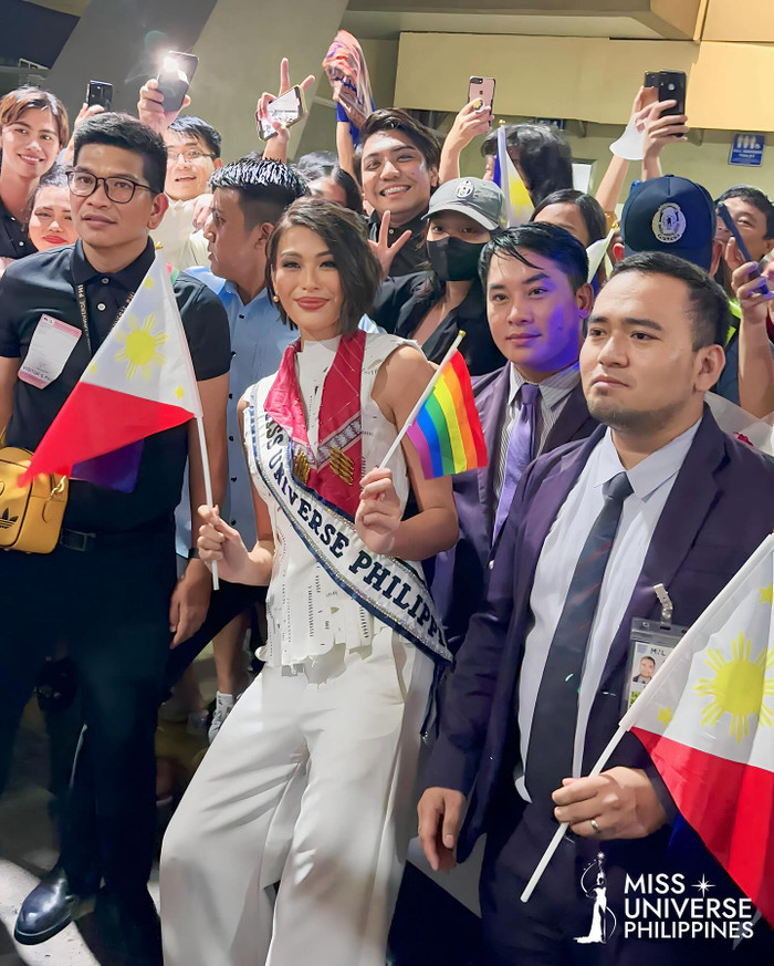 Nàng hậu được đông đảo người hâm mộ săn đón, vây kín tại sân bay.