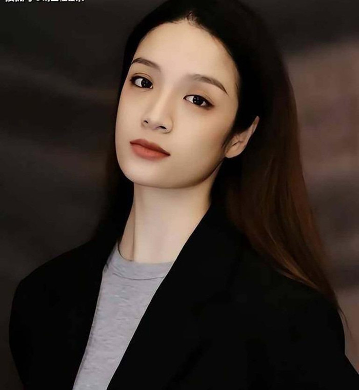 Diễn viên múa Tần Mai bất ngờ qua đời ở tuổi 21.