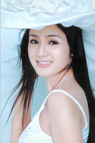 Ở thập niên 90, cát-xê của diễn viên Thu Hà được trả bằng cây vàng. Không chỉ nổi danh với những vai diễn trên màn ảnh, cô còn được biết đến với danh hiệu 'nữ hoàng ảnh lịch' thời ấy với tần suất xuất hiện trên lịch dày đặc. 