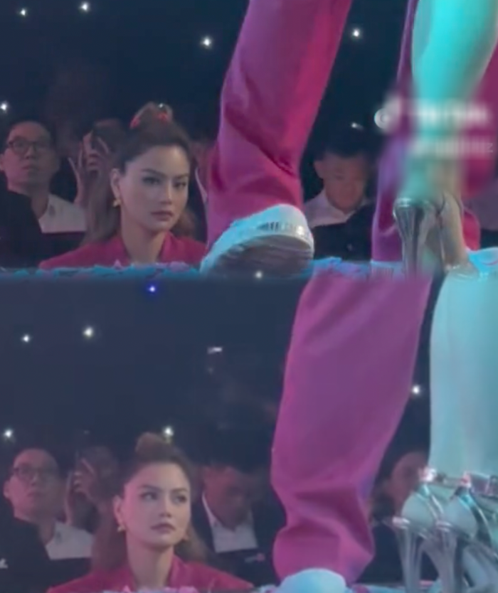 Thậm chí, một số khán giả còn cho rằng cô nàng còn cảm thấy khó chịu trong lúc giọng ca 'Tìm lại bầu trời' đang diễn khi nữ siêu mẫu tỏ vẻ không quan tâm lắm đến tiết mục. 