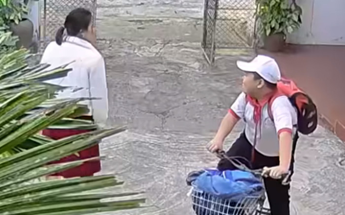 Chào mẹ khi vừa đi học về, bé trai nói 2 từ khiến ông bố được phen cười khoái chí Ảnh 2
