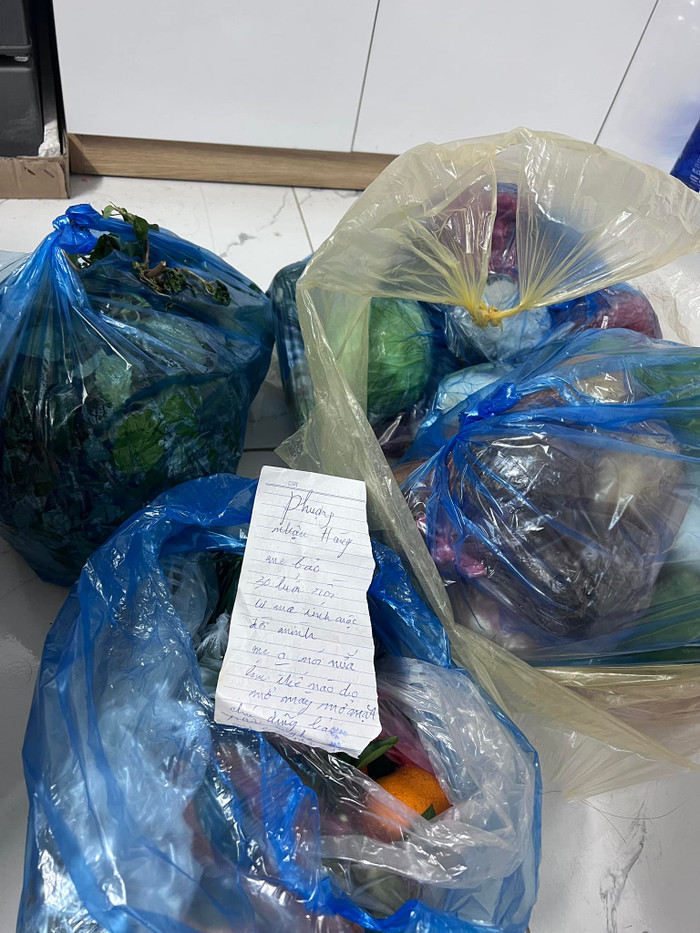 Mẹ gửi túi quà quê lên cho con gái 30 tuổi kèm mẩu giấy khiến cô con gái bỗng thấy... áp lực