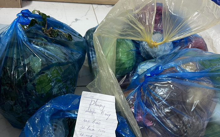 Chưa kịp vui mừng khi nhận túi quà quê mẹ gửi, cô gái liền thấy áp lực vì mẩu giấy đính kèm Ảnh 2