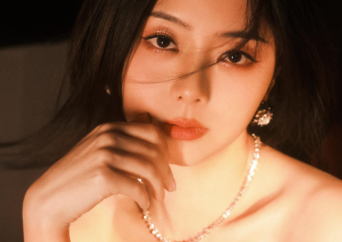 Ảnh cận mặt của Đàm Tùng Vận, cô trang điểm sắc sảo, bị chê 'dừ' hơn trước đây.