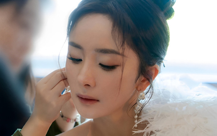 Dương Mịch - Đàm Tùng Vận cùng khoe ảnh cận mặt: Người hóa 'búp bê sống', người như già thêm chục tuổi Ảnh 2