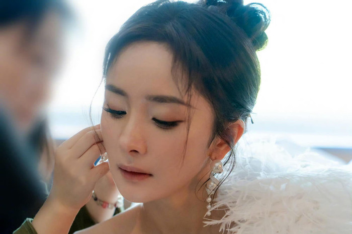 Khi chụp cận, Dương Mịch được khen đẹp như búp bê.