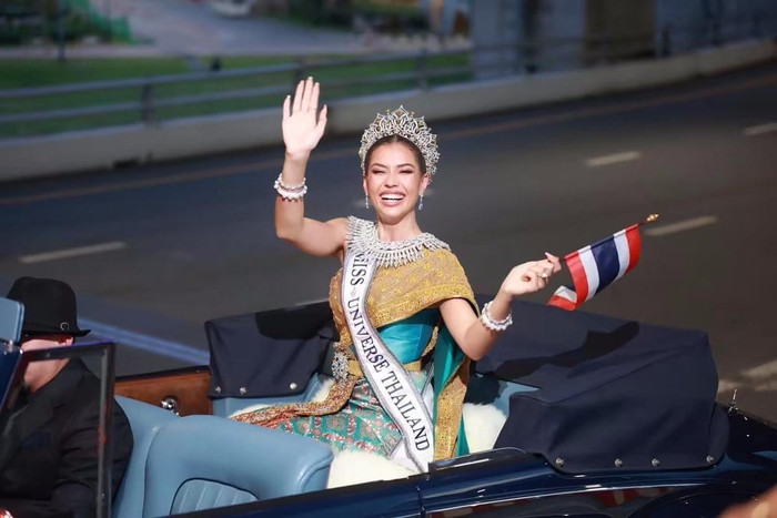 Á hậu 1 MU Anntonia đẹp tựa nữ thần trở về quê nhà, đội vương miện diễu hành giữa 'biển người' Ảnh 9