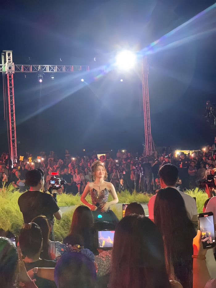 Thiết kế cúp ngực cách điệu giúp cô nàng khoe trọn nước da trắng sáng, khung xương quai xanh thon gọn cùng đôi “tuyết lê” căng tràn.  