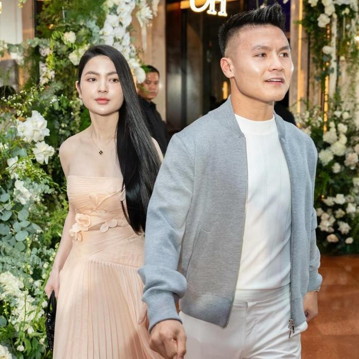 Cặp đôi diện đồ đơn giản nhưng sang trọng đến dự đám cưới Văn Hậu - Hải My
