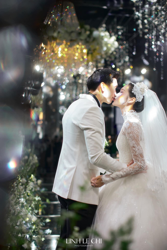  Góp mặt trong tiệc cưới gồm dàn khách mời 'khủng.