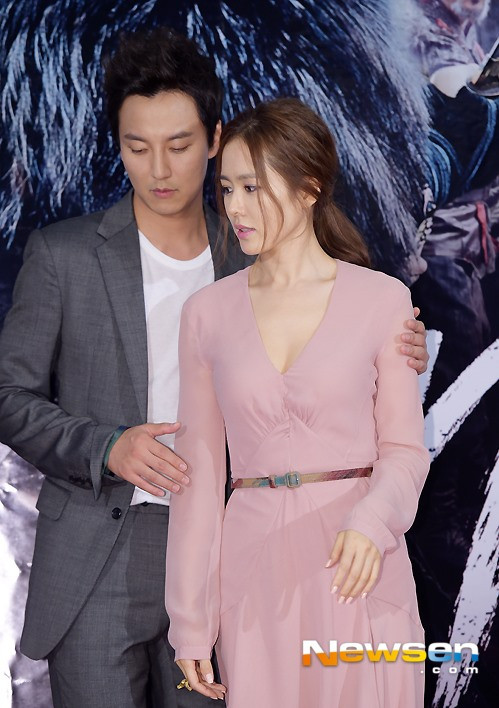 Cử chỉ tình tứ của cả hai được khán giả và truyền thông nhiều lần bắt gặp.
