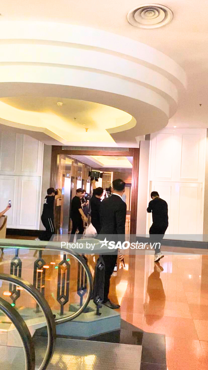 Ê-kíp hùng hậu chờ đợi Đoàn Văn Hậu và Doãn Hải My bước ra từ phòng riêng