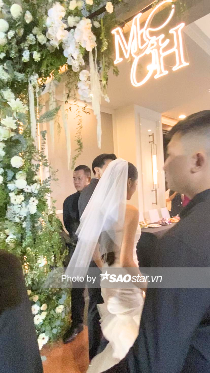 Nhờ sự tháp tùng của ê-kíp, Đoàn Văn Hậu và Doãn Hải My đã tiến vào hội trường thuận lợi