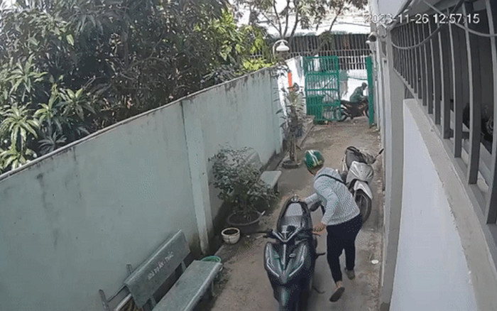 Video: 2 thanh niên 'cuỗm' xe máy ngay trước dãy trọ chỉ trong vòng 10 phút Ảnh 2