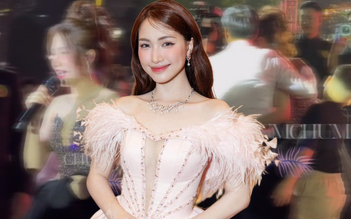 Hòa Minzy xách váy, tiến đến ôm chầm lấy họ hàng khi bất ngờ nhìn thấy trong đêm diễn Ảnh 2