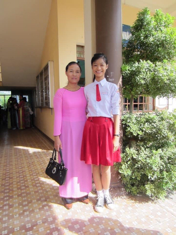 Ở phần bình luận dưới bài viết, người hâm mộ chân dài xứ Quảng đã không khỏi xuýt xoa trước chiều cao ấn tượng của Kiều Loan khi cô chỉ mới 13 tuổi.