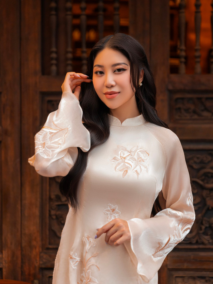 Nàng hậu sở hữu 'profile' khủng, thành thạo trong việc giao tiếp tiếng Anh.