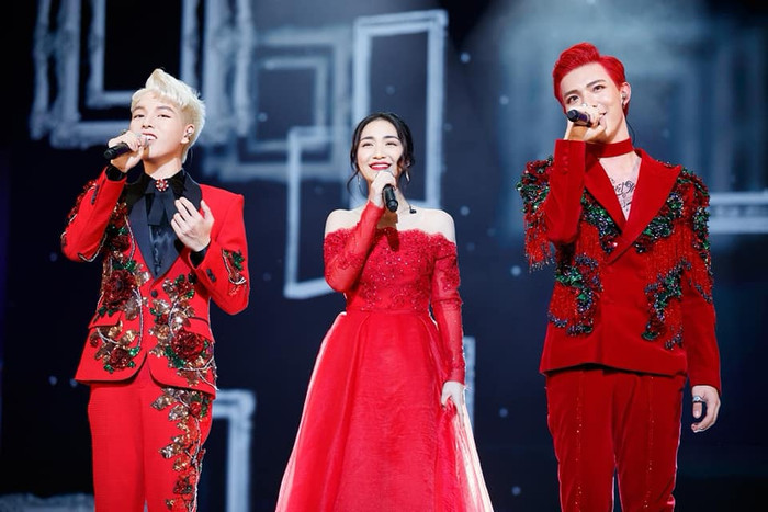 Đức Phúc còn chủ động đăng tải thêm hình ảnh của Gia đình Hoa Dâm Bụt