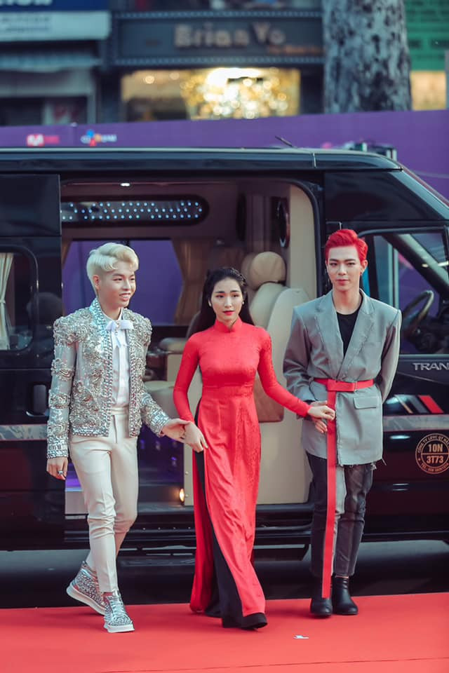 Hòa Minzy được hai em trong Gia đình Hoa Dâm Bụt quan tâm từng cử chỉ, hành động trong đêm nhạc đầu tiên được cùng nhau biểu diễn