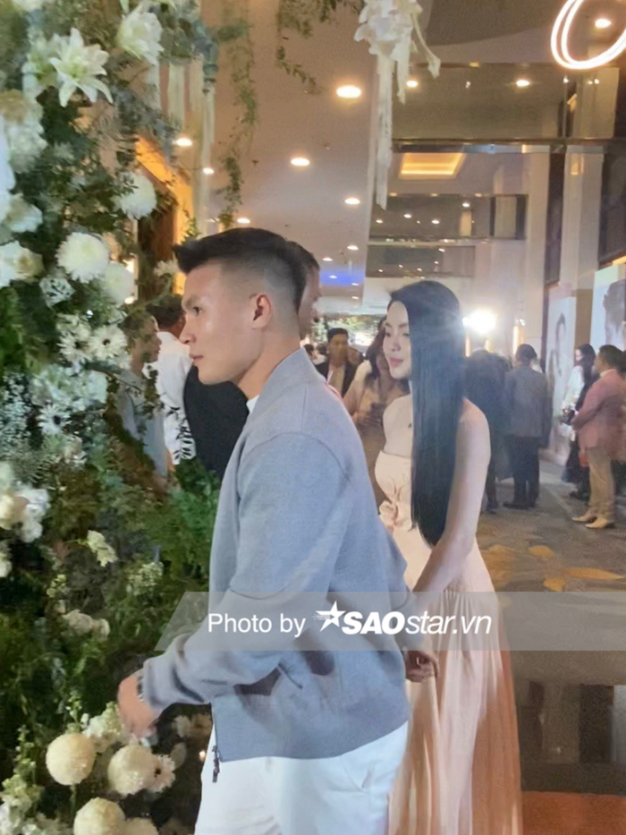 Chu Thanh Huyền lộ rõ sự hạnh phúc khi được Quang Hải nắm tay ở chốn đông người