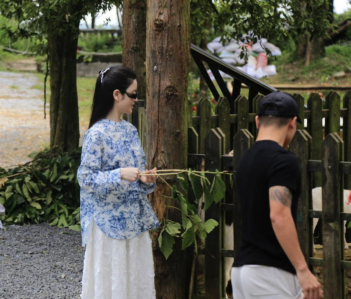 Dựa vào hình xăm của người đàn ông bên cạnh Chu Thanh Huyền, nhiều khán giả suy đoán rằng nàng hotgirl đang âm thầm khoe ảnh chụp chung với Quang Hải