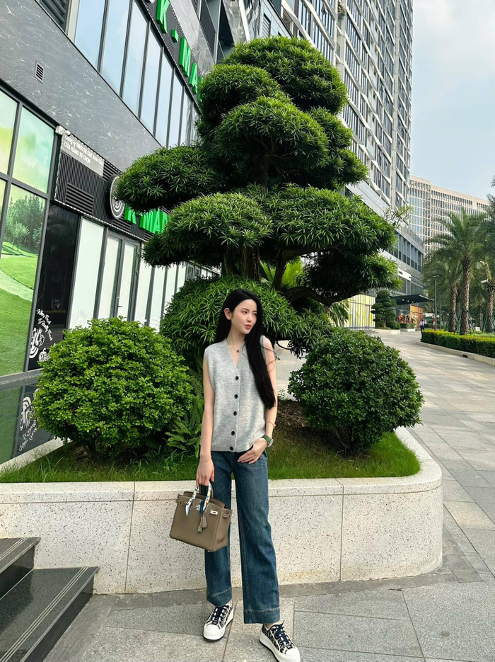 Bạn gái Quang Hải sở hữu phong cách thời trang trẻ trung, sang chảnh không thua kém bất kỳ nàng WAGs nào