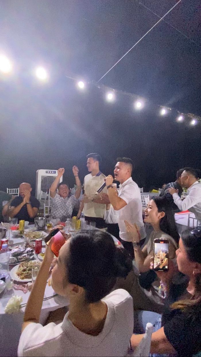 Trong tiệc cưới của Đoàn Văn Hậu tại Thái Bình, Quang Hải cũng đã đưa Chu Thanh Huyền về chung vui với người em thân thiết