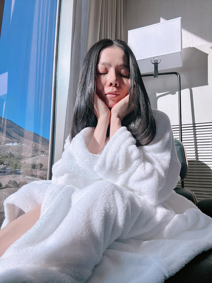 Cô xuất hiện trong bộ trang phục ngủ, gương mặt Lệ Quyên lộ rõ vẻ mệt mỏi.