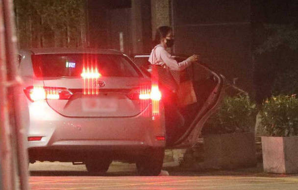 Nữ diễn viên khá thận trọng khi liên tục quan sát đề phòng cánh paparazzi, sau đó mới về nhà vào đêm muộn khi bạn trai tin đồn đã ở sẵn tại nhà riêng