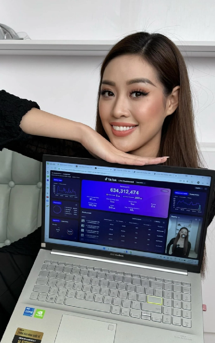 Nàng hậu luôn đầu tư về mặt hình ảnh, xuất hiện chỉn chu trên sóng livestream.
