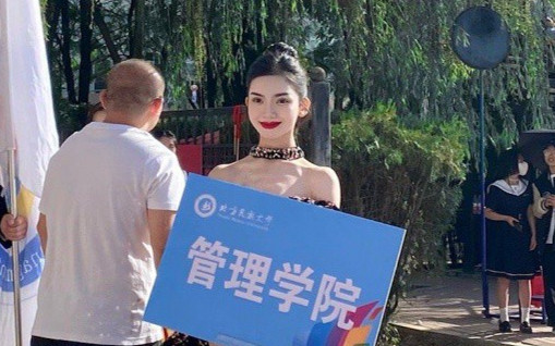 Cầm bảng tại hội thao của trường, nữ sinh gây sốt bởi nhan sắc quá đỗi kiều diễm Ảnh 2