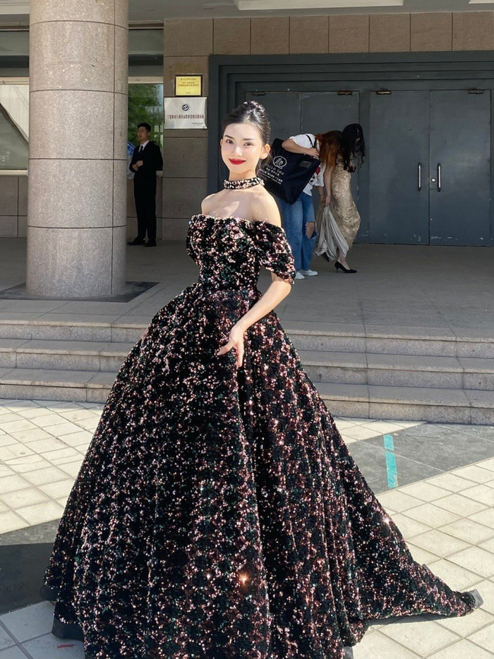 Nhất Lạp Đậu hiện đang là sinh viên của Học viện Quản lý thuộc Đại học dân tộc miền Bắc Trung Quốc.