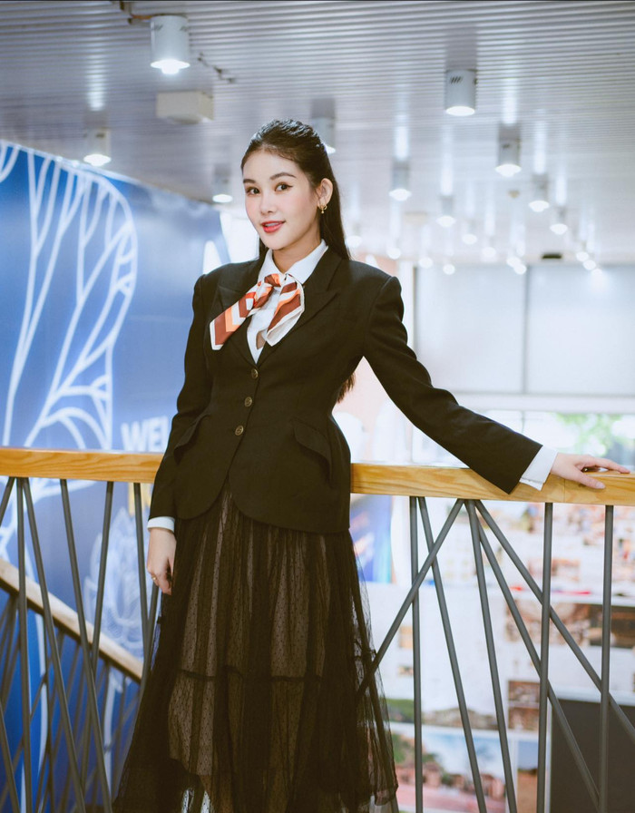 Trong khoảng thời gian mang bầu, Lê Âu Ngân Anh vẫn tranh thủ đi làm