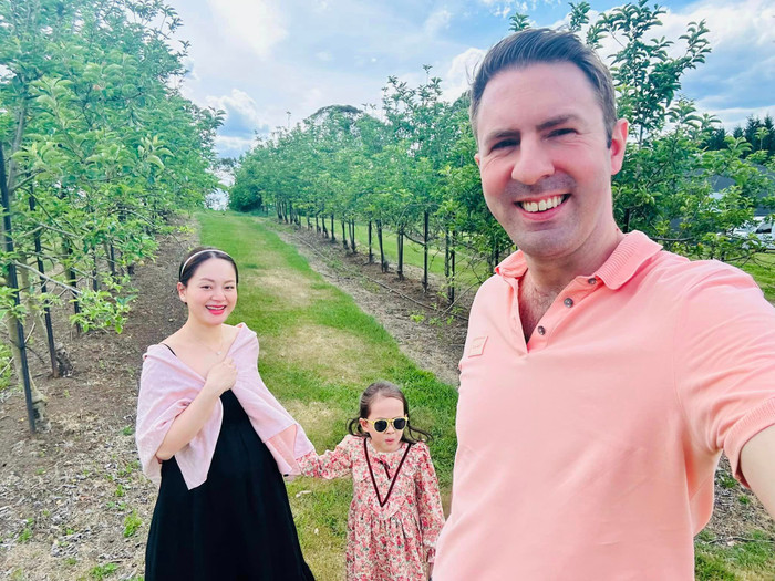 Lan Phương lộ rõ vẻ hạnh phúc khi ở nước ngoài với chồng và con gái