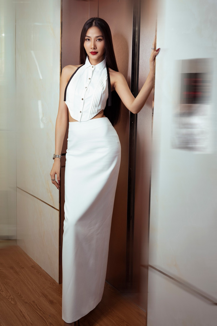 Hoàng Thùy 'hớp hồn' fan với vẻ đẹp đậm nét Á đông, vừa bí ẩn vừa quyến rũ.