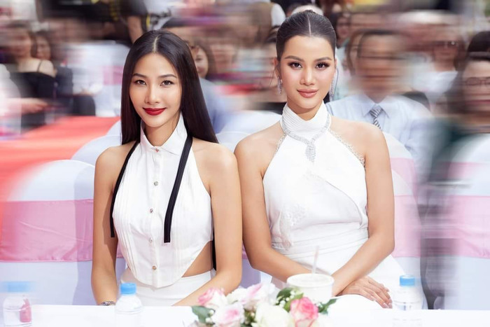 Khoảnh khắc 2 Á hậu 1 chung khung hình khiến nhiều fan sắc đẹp Việt bấn loạn.