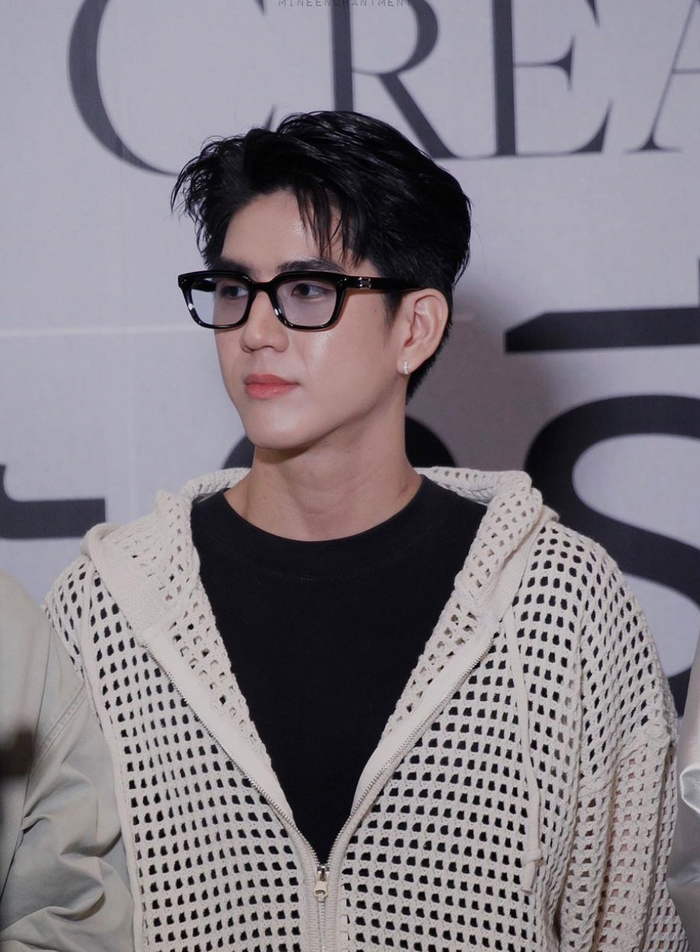 Nhân vật xuất hiện cùng Charlotte Austin là nam diễn viên Sea Tawinan.