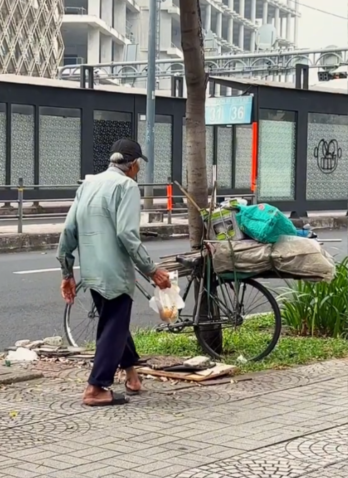 Thấy cụ ông đạp xe loạng choạng trên đường, cô gái tò mò đi theo không ngờ chứng kiến cảnh nghẹn lòng Ảnh 1