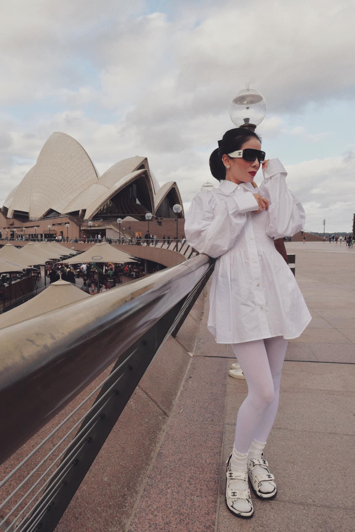 Mỗi khi đi công tác, Lệ Quyên luôn khiến khán giả bất ngờ bởi gu thời trang trẻ trung