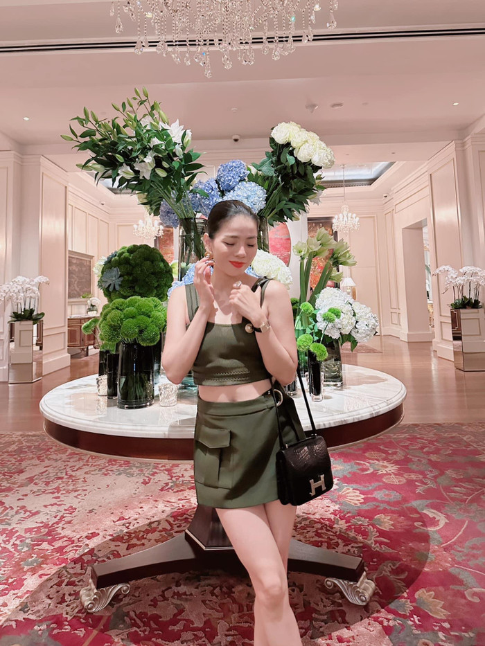 Lệ Quyên thường lựa chọn trang phục tôn lên vóc dáng thon gọn