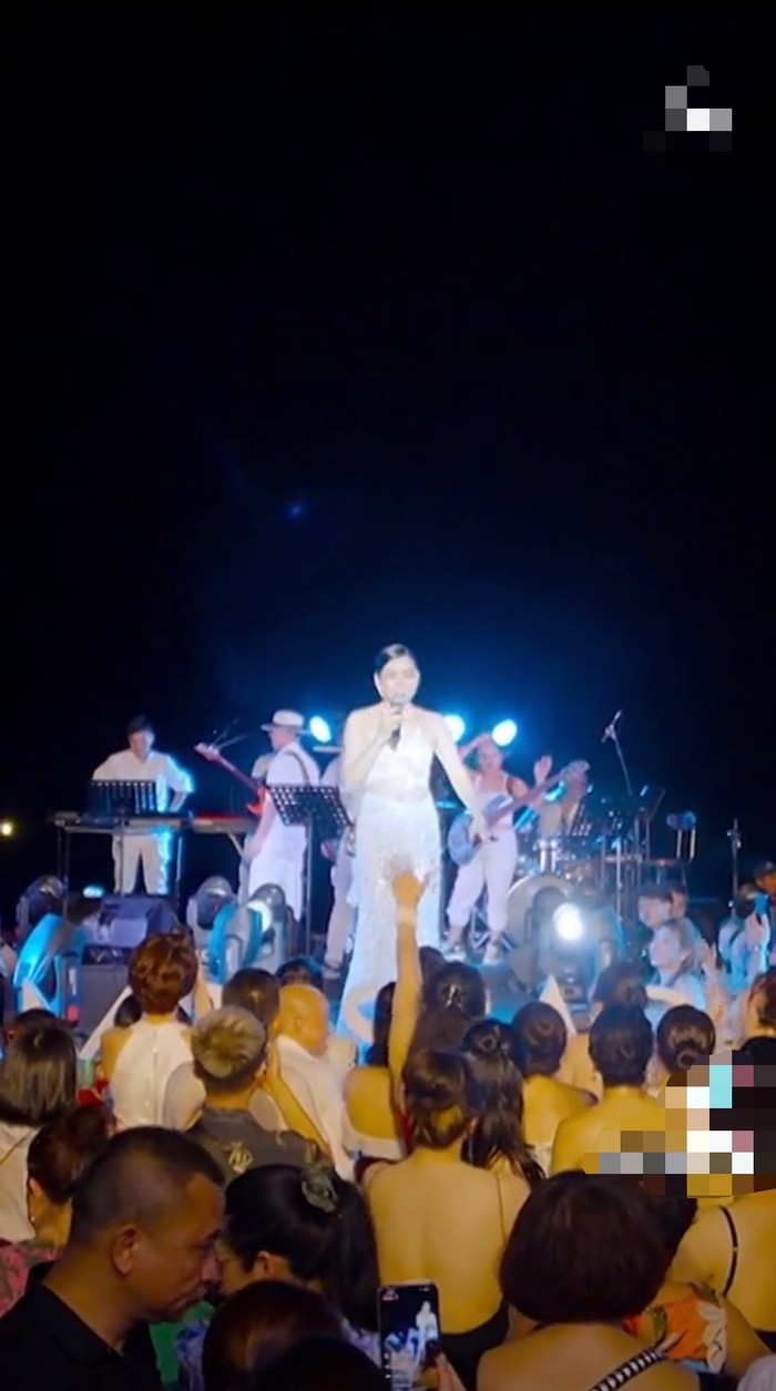 Màn tâm sự của Lệ Quyên ở trên sân khấu đã nhận về phản ứng nồng nhiệt từ khán giả