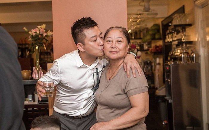 Tuấn Hưng và mẹ ruột.