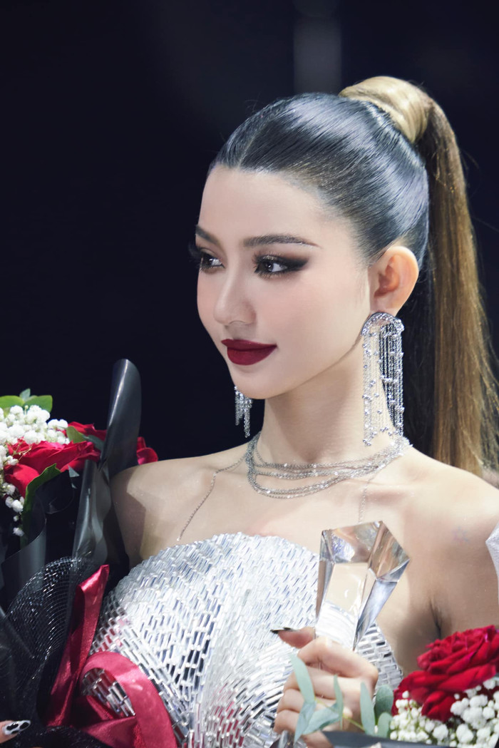 Câu chuyện Bâu Krysie 'dan díu' với bạn thân tên Kus được kể bởi Gavin đang trở thành chủ đề nóng xuất hiện ở nhiều diễn đàn trên mạng xã hội